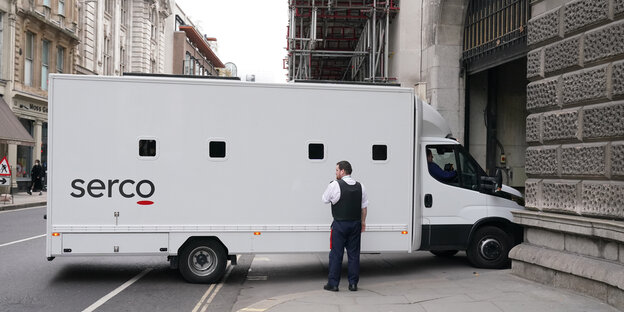 Ein Serco-Gefängnistransporter kommt am Zentralen Strafgerichtshof London, Old Bailey genannt, an