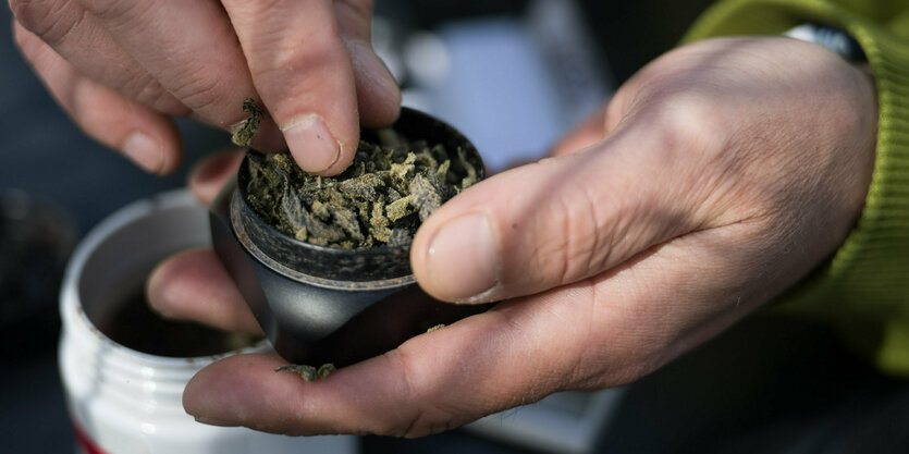 Zwei Hände mit einem Grinder.