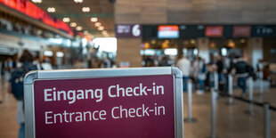 Flughafenhalle, Schild "Eingang Check-in"