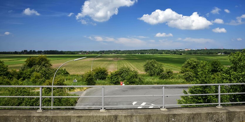 Ackerland hinter einer Brücke