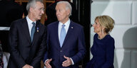 Joe Biden, Jens Stoltenberg und Jill Biden plaudern beim Nato-Gipfel