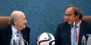 Joseph Blatter und Michel Platini mit einem Fußball