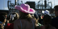 Eine Person mit rosa Cowboyhut