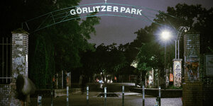 Eingang Görlitzer Park bei Nacht