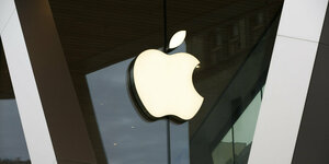 Das Logo von Apple hängt groß an einer Fassade