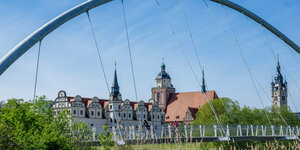 Blick auf die Stadt Dessau-Roßlau unter dem Bogen einer Brücke