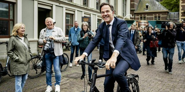 Mark Rutte verlässt auf dem Fahrrad seinen ehemaligen Amtssitz