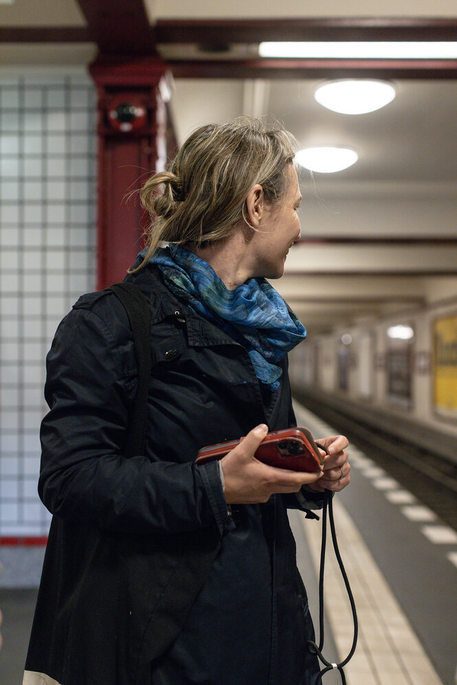 Lea Ypi auf dem Bahnsteig eines U-Bahnhofs