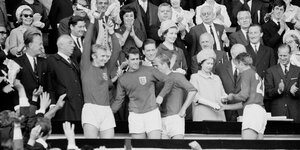 WM 1966 in England: Die Queen gibt der siegreichen englischen Mannschaft den Pokal