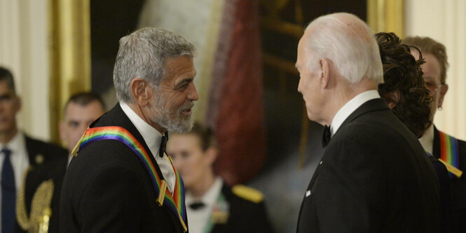 George Clooney und Joe Biden geben sich die Hand