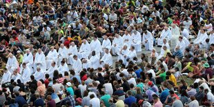 Menschen bei einem Gottesdienst im Freien.