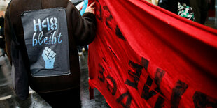 Demonstrant mit "H48"-Aufnäher