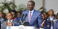 Der kenianische Präsident William Ruto spricht an einem Rednerpult