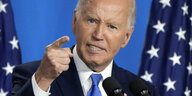 US-Präsident Joe Biden hebt den Finger und schaut energisch in die Kamera