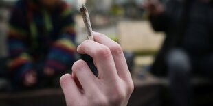 Eine Hand hält einen Joint