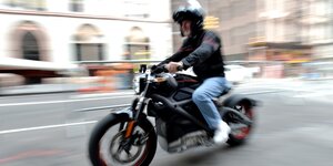 Ein Motorrad in Bewegungsunschärfe