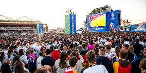 Zuschauer verfolgen auf dem Heiligengeistfeld während der Euro 2024 das Public Viewing zum Spiel Schweiz gegen Deutschland.