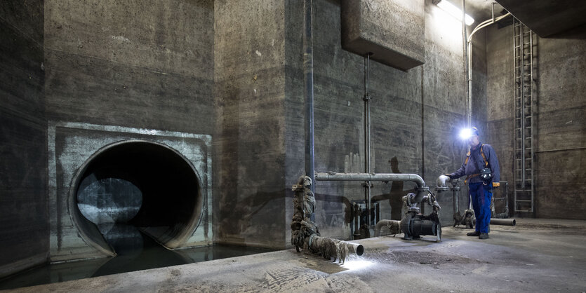 Hamburg: Mathias Krumm, Mitarbeiter von Hamburg Wasser, begutachtet den Zu- und Ablauf im unterirdischen Mischwasserrückhaltebecken am Pumpwerk Anckelmannsplatz. Das Mischwasserrückhaltebecken ist das größte seiner Art in Hamburg und kann bei starkem Regen mit seinen drei Kammern bis zu 22.500 Kubikmeter Wasser zwischenspeichern