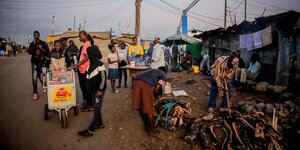 Strassenszene in einem Slum in Nairobi