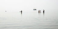 Badende stehen in der Nordsee bei Sankt Peter-Ording