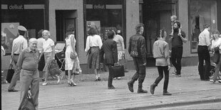 Schwarz-weiß Aufnahme, Straßenszenen mit Punks