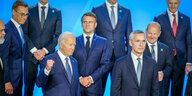 US-Präsident Joe Biden ballt die Faust beim Gruppenfoto auf dem Nato-Gipfel