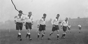 Deutsche Fussballer trainieren in Tottenham, Archivaufnahme aus dem Jahr 1935