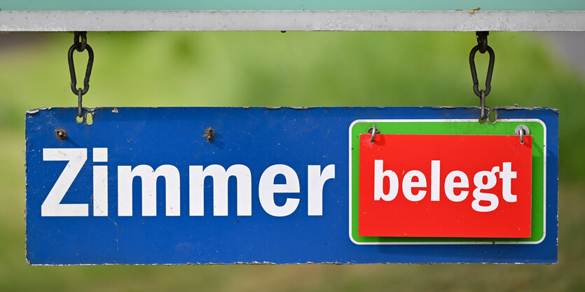 Ein Schild mit der Aufschrift «Zimmer belegt».