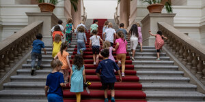 Kinder laufen zu Beginn des Kindergipfels im Berliner Abgeordnetenhaus die Treppe hoch