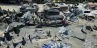 Palästinensische Gebiete, Chan Junis: Palästinenser inspizieren die Schäden an einem Ort, der von einem israelischen Bombardement im südlichen Gazastreifen getroffen wurde.