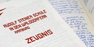 Waldorf-Zeugnis mit roter Schrift auf weißem Papier