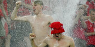 Dänische Fans im Regen.