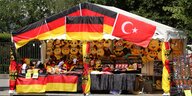 Ein Stand in Berlin, an dem Nationalflaggen von Deutschland und der Türkei verkauft werden.