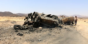 zerschossener Panzer in der Wüste