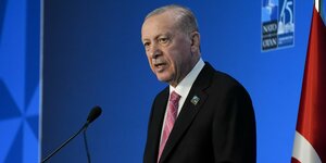 Recep Tayyip Erdoğan vor einem Mikrofon