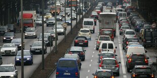 vier reien Autos im Stau