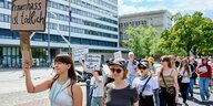 Hunderte Menschen protestieren mit eine Demonstration unter dem Motto „Stoppt Femizide – Man tötet nicht aus Liebe“