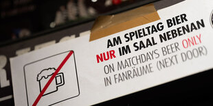 Schild mit durchgestrichenen Bierglas, dazu die Aufschrift "Am Spieltag Bier nur im Saal nebenan"