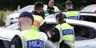 BeamtInnen der Bundespolizei kontrollieren Fahrzeuge an der belgischen Grenze