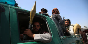 Einige Taliban in und auf einem Pickup in Kabul