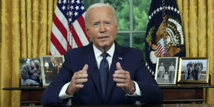 Joe Biden an seiem Schreibtisch im Oval Office im Weißen Haus