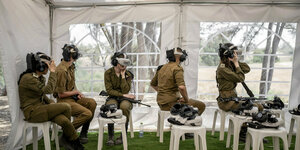 Israelische Soldaten sehen sich eine virtuelle Tour durch die Folgen des Hamas-Angriffs auf Israel am 7. Oktober an