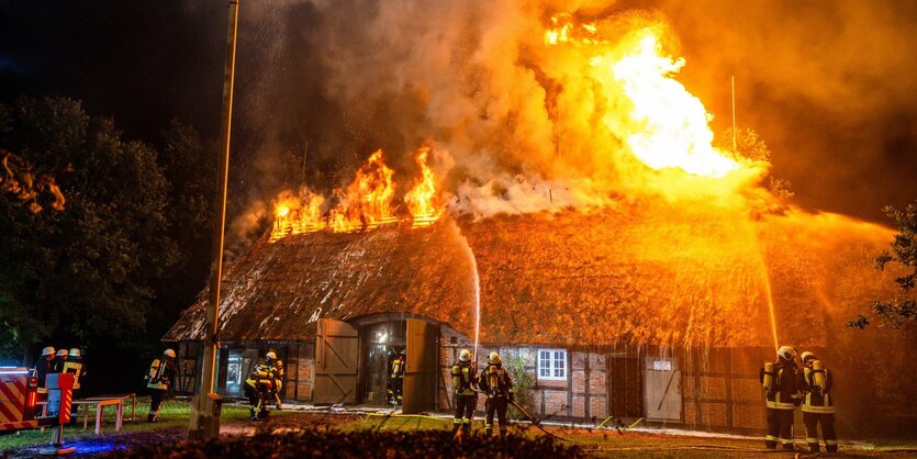 Hausbrand löschen Feuerwehrleute