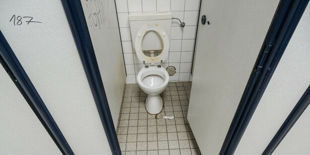 Sanierungsbedürftige Schülertoiletten an einem Gymnasium in Hattingen.