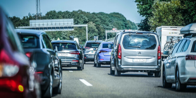 Viel Verkehr auf einer Autobahn