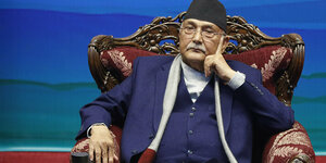Der nepalesische Premierminister Khadga Prasad Sharma Oli schaut nachdenklich.