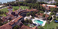Eine Luftansicht von einem luxuriösen Anwesen mit Swimming-Pool