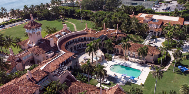 Eine Luftansicht von einem luxuriösen Anwesen mit Swimming-Pool
