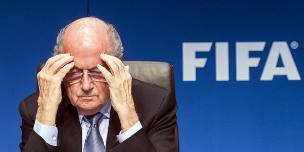 Joseph Blatter mit beiden Händen an der Stirn