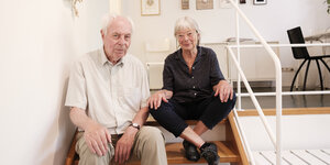 Dorle Döpping und Michael Behn sitzen auf einer Treppe